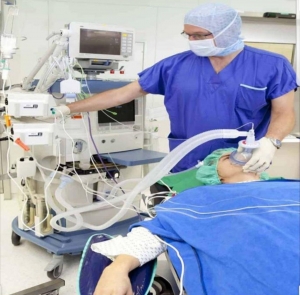 اهدای دو دستگاه ونتیلاتور به ارزش سه میلیارد ریال توسط اتاق بازرگانی کرمانشاه به بیمارستان فارابی