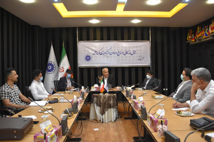 نشست هم اندیشی و تبادل نظر فعالان اقتصادی کرمانشاه برگزار شد.