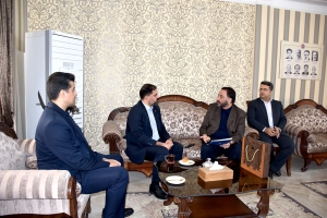 رئیس اتاق بازرگانی کرمانشاه با مدیر هتل پارسیان استان دیدار و گفتگو کردند.